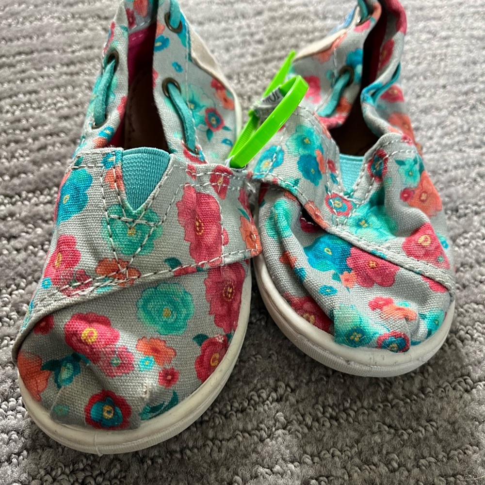 💐New TODDLER TOMS shoes floral print 💐